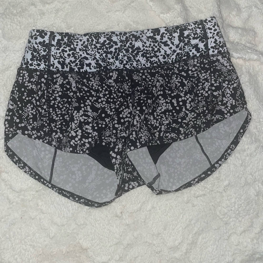 discontinued 2.5 inch spotted lulu shorts 👀💖